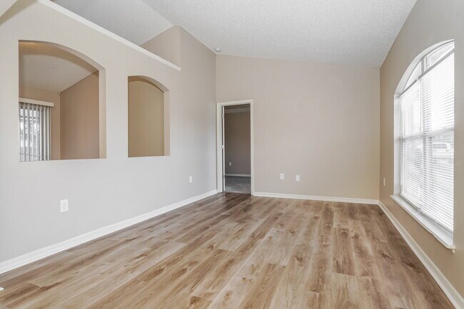 Foto del edificio - 2429 Ainsworth Ave