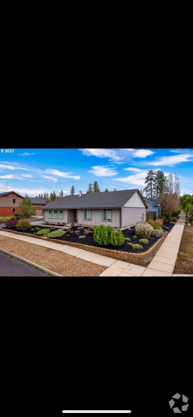 Building Photo - 3062 NW Kelly Hill Ct