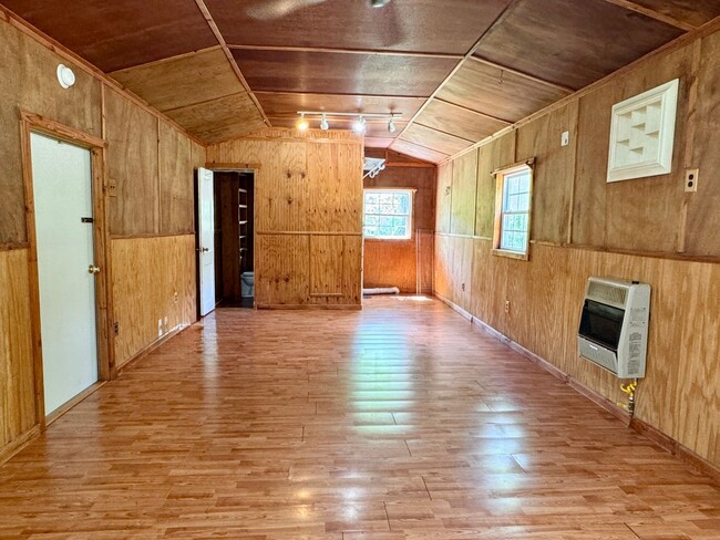 Building Photo - Country Oasis Studio with Carport