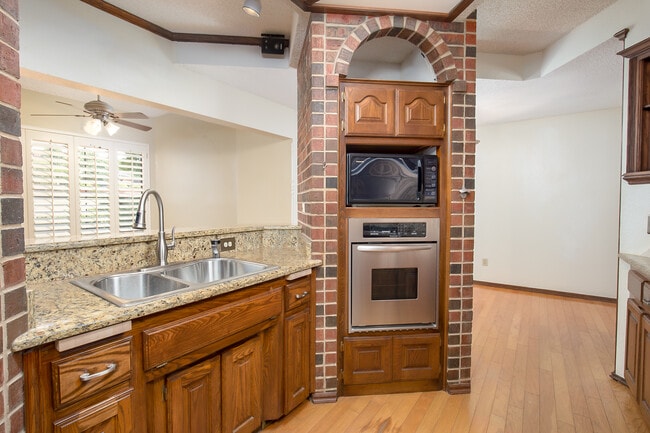 Building Photo - 1116 Fountain Gate Ct
