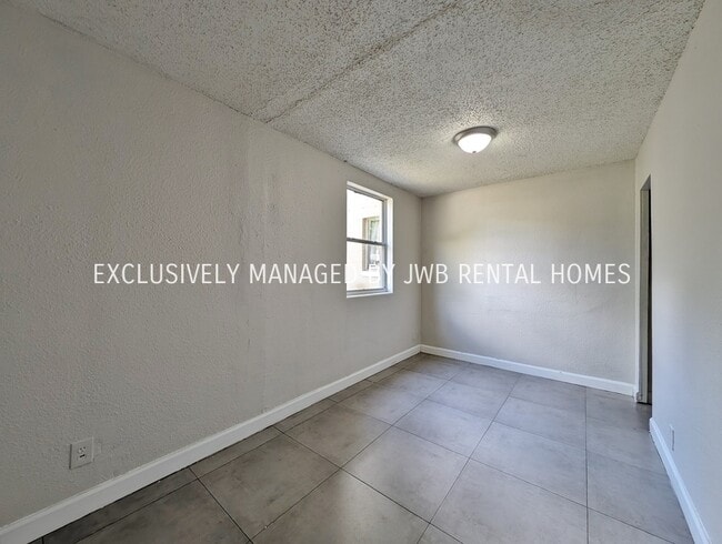Building Photo - 1524 W 21st St