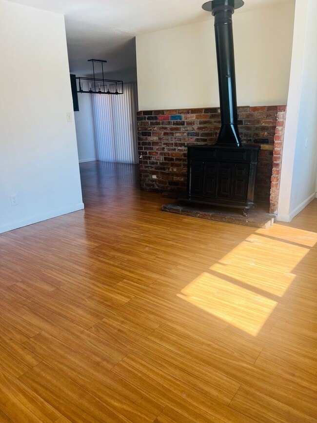 Building Photo - Spacious 4 BD/2 Bath in centrally located ...