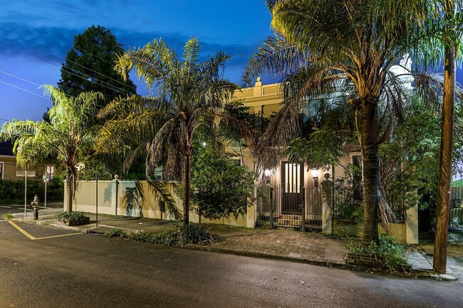 Photo - 1860 Burgundy St House