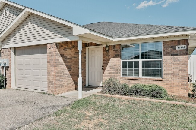 Foto del edificio - 16110/16112 Rolling Meadows Dr.