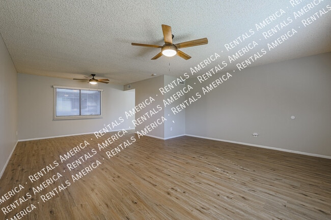 Building Photo - 5005 S Willow Dr