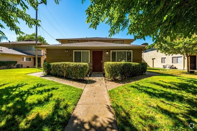 Building Photo - 2025 Benita Dr