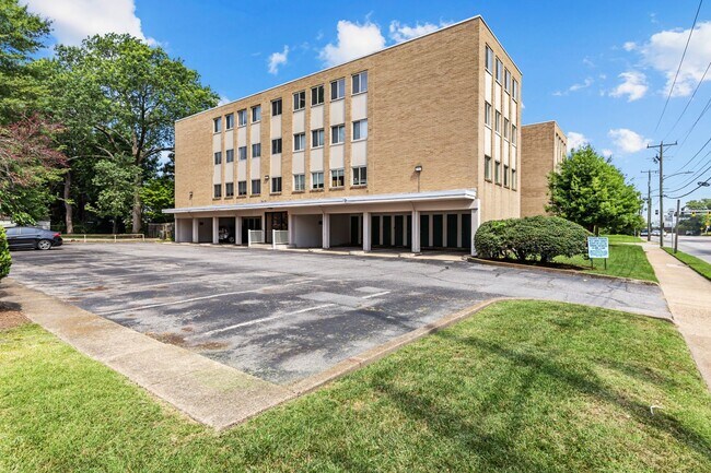 Foto del edificio - Quiet Norfolk Condo – Utilities & Parking ...