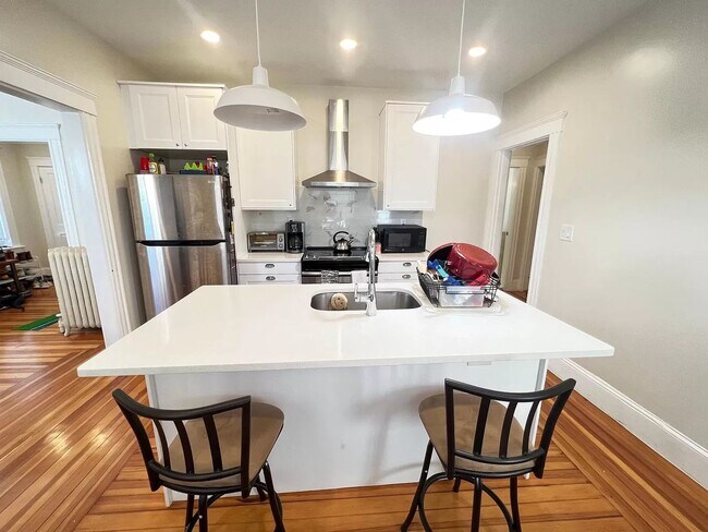 Foto del edificio - Three bed two bath in Brighton Available S...