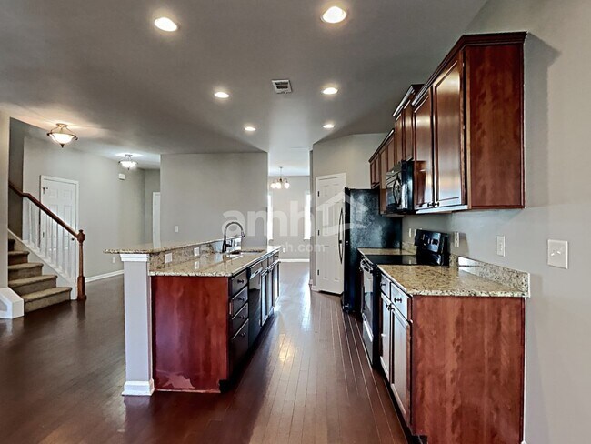 Building Photo - 702 White Oak Dr