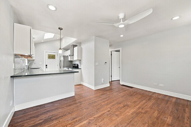 Foto del edificio - $2,440.95 with $300 off the first month's rent, 2 Beds - 1 Bath, Single Family Home in Denver wit...