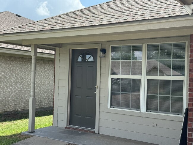 Building Photo - 3 bedroom 2 bath brick duplex in excellent...