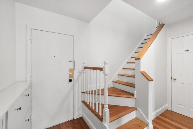 Building Photo - 476 Monmouth St