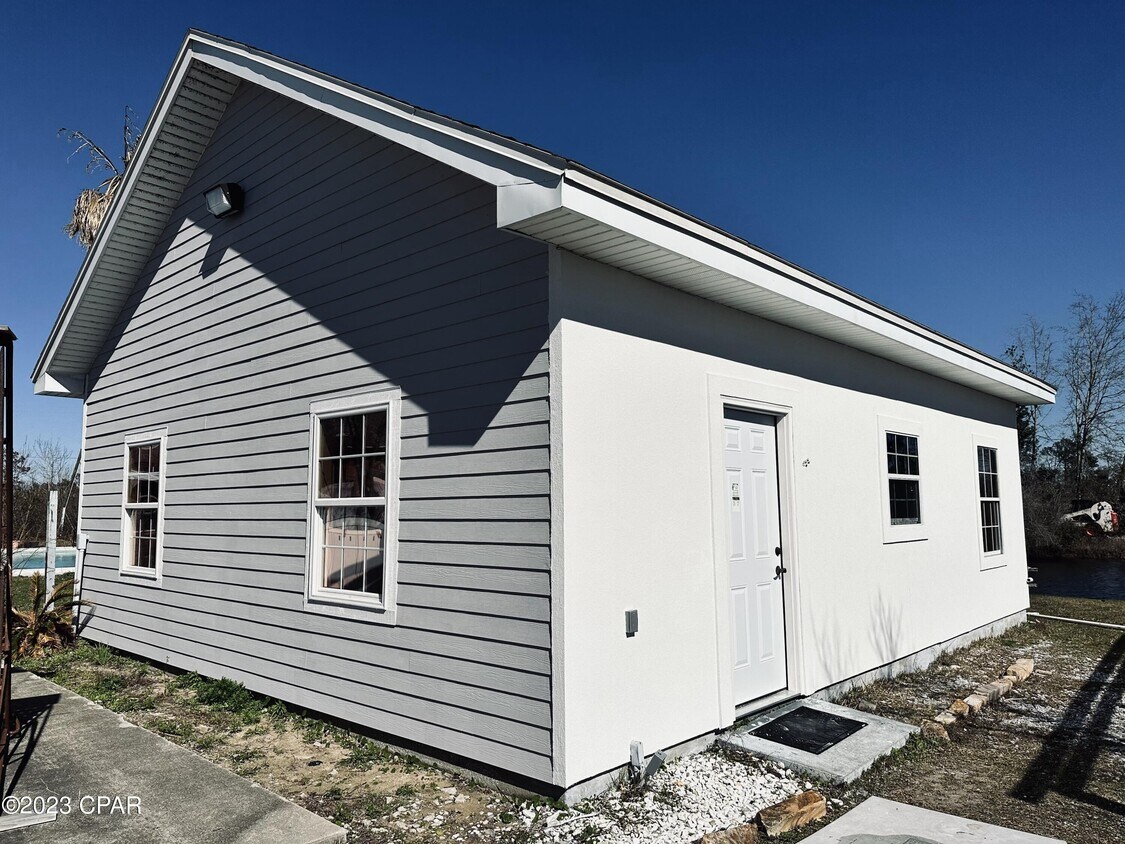 Foto principal - 8034 Kingswood Rd