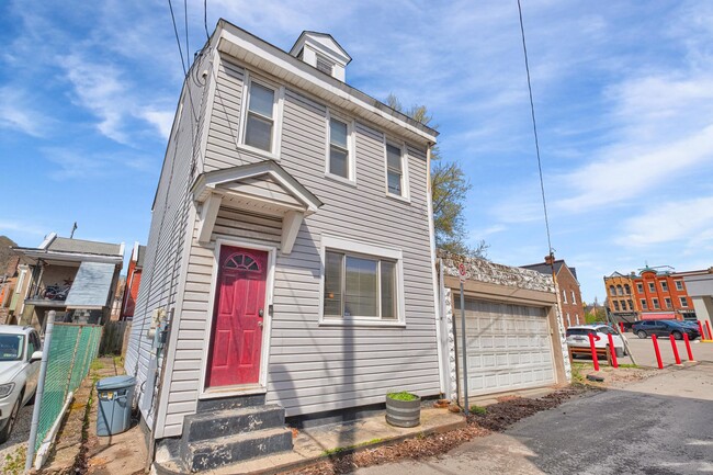 Building Photo - 3 Bed, 1.5 Bath House in South Side Flats