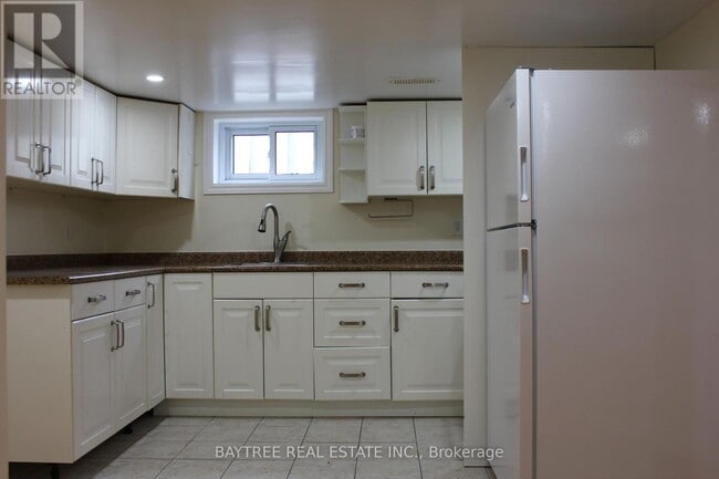 Building Photo - 226 Beechy Dr