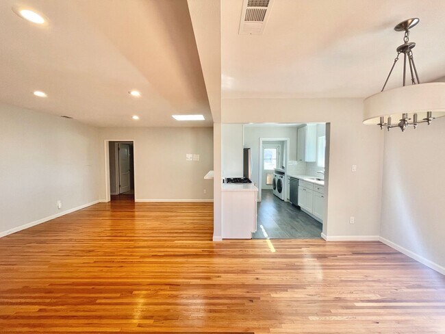 Building Photo - CHARMING 3 BR/1 BA SINGLE FAMILY HOME * MU...