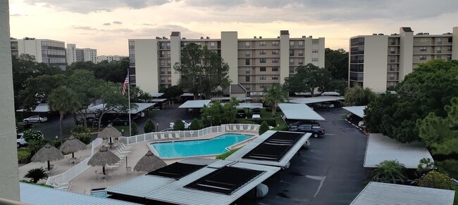 Building Photo - 3200 Cove Cay Dr