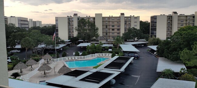 Foto del edificio - 3200 Cove Cay Dr