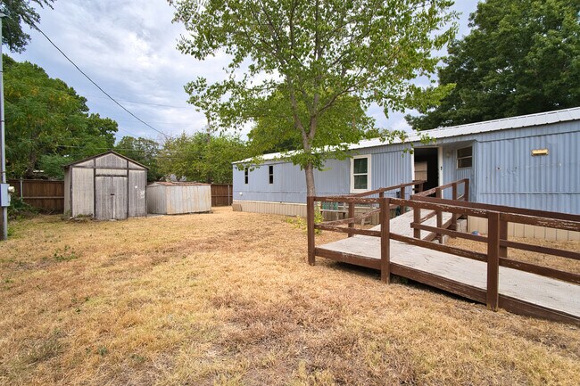 Foto del edificio - 5641 Kimber Ln