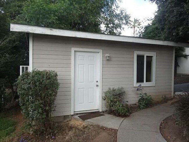 Building Photo - Welcome to this beautiful 4-bedroom, 3-bat...