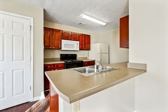 Building Photo - Charming Two-Story Townhome: Spacious Livi...
