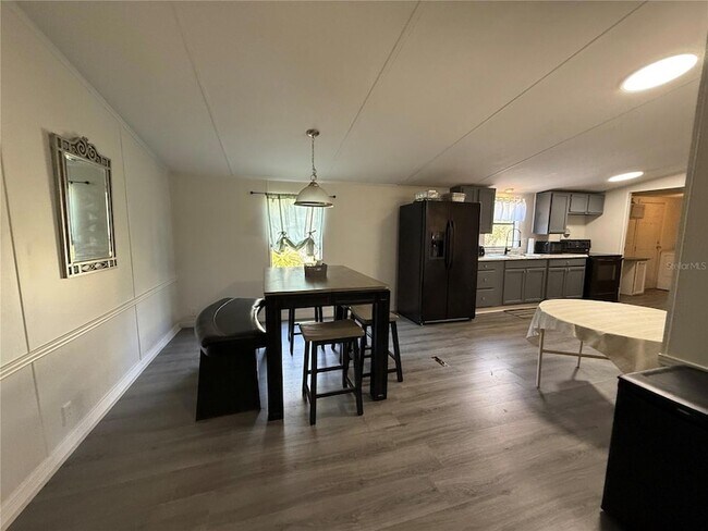 Foto del edificio - 7740 Pretty Lake Rd