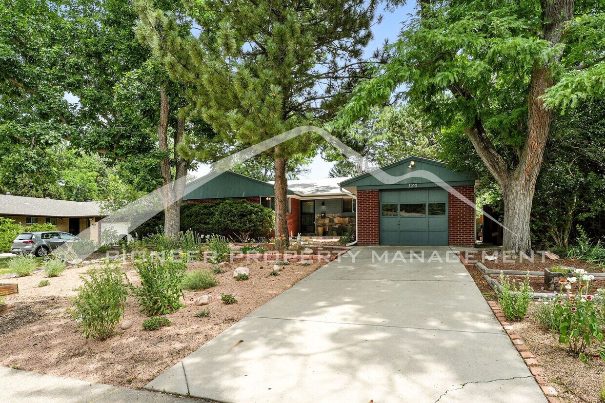 Primary Photo - Stunning Home with Washer/Dryer and Centra...