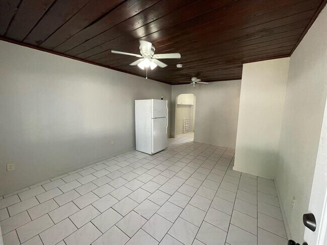 Building Photo - 1904 Ave K