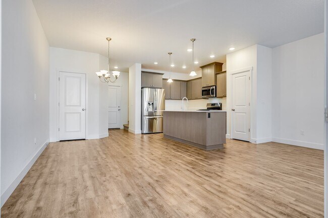 Building Photo - Beautiful Newer Build 3 Bed 2.5 Bath Reed'...