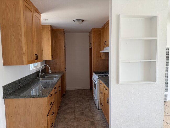 Foto del edificio - 835 E Avenue Q
