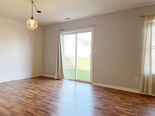 Building Photo - 2282 Middle View Dr