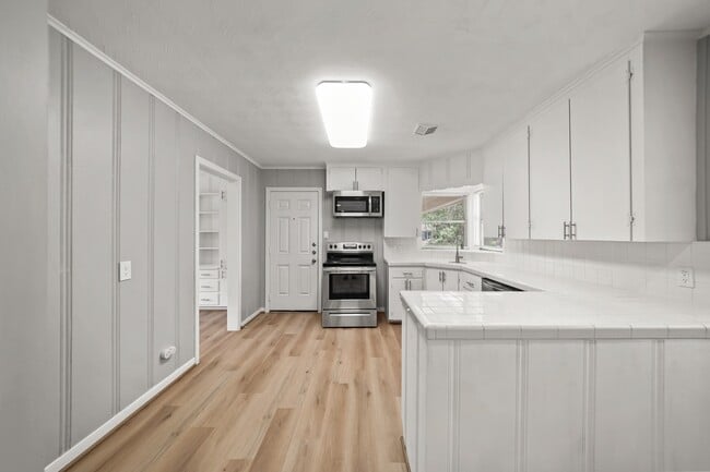 Building Photo - 721 20th Ave N