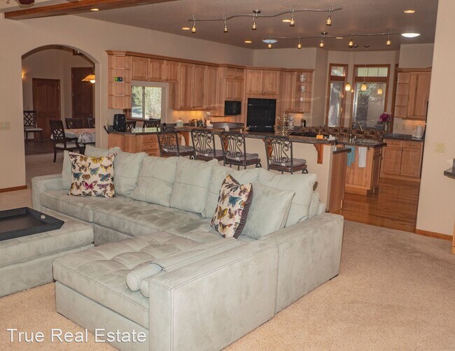 Building Photo - 4 br, 3.5 bath House - 243 E Jeffrey Pine Rd