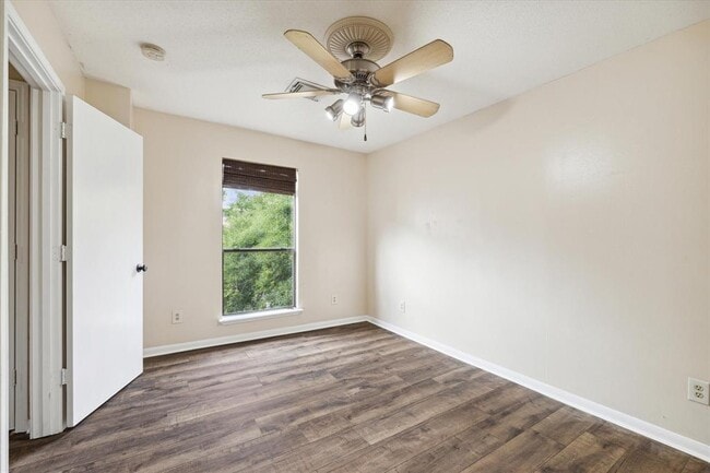Foto del edificio - 2211 Place Rebecca Ln