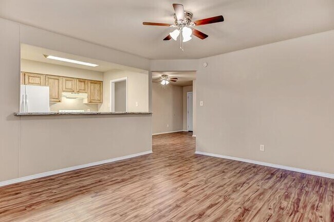 Building Photo - 2103 E Pecan St