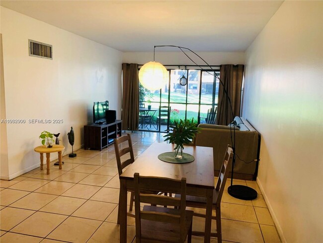 Foto del edificio - 5855 Washington St