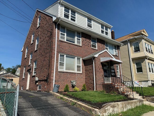 Foto del edificio - 21 Cedar Hill Ave