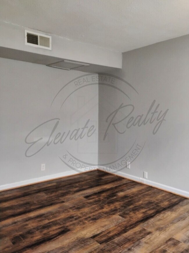 Foto del edificio - Two Bedroom Townhouse in North Nashville!