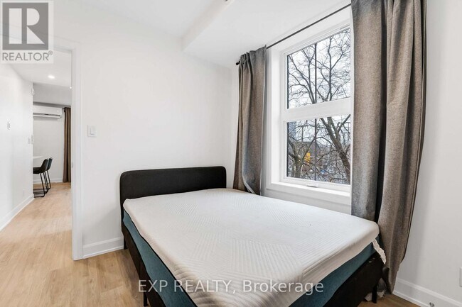 Photo du bâtiment - 887 Somerset St W