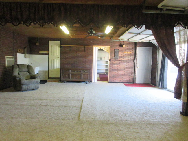 Living/sleeping area - 414 Bybee Rd