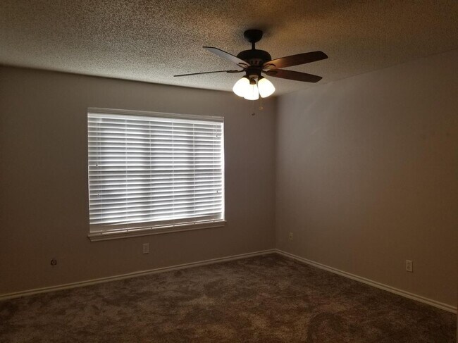 Building Photo - AMAZING 2/2/2 IN SOUTH LUBBOCK FOR LEASE!
