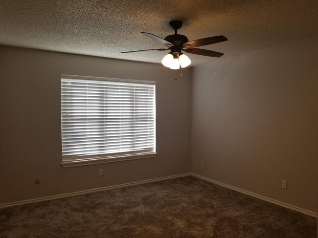 Foto del edificio - AMAZING 2/2/2 IN SOUTH LUBBOCK FOR LEASE!