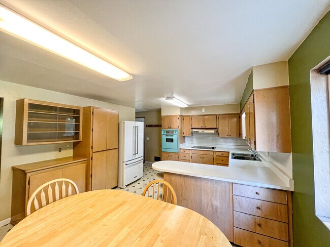 Building Photo - Separate  living spaces!