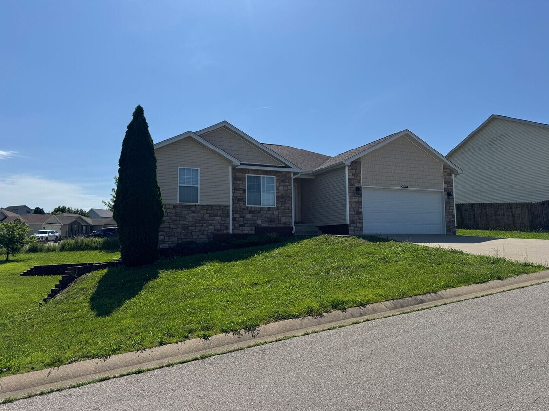 Building Photo - Beautifully Updated 4 Bedroom Home