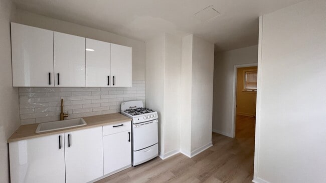 Building Photo - 131 Vine St