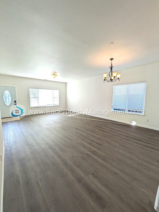 Building Photo - Amazing 4 Bedroom 2 Bathroom Home in a Qui...