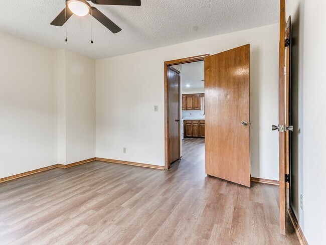 Foto del edificio - 825 E 10th St