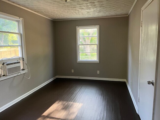 Building Photo - 2 Bed 1 Bath House