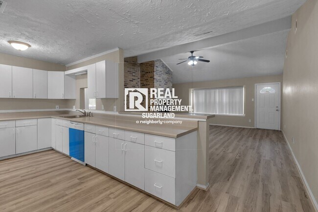 Foto del edificio - Charming Sugar Land Home: Modern Comfort & Great Location