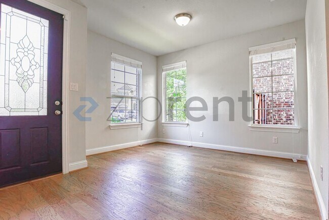 Building Photo - Unit